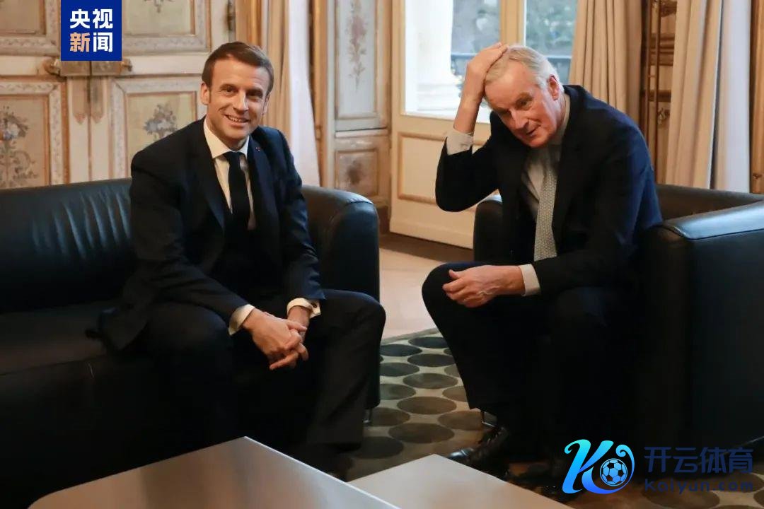 △法国总统马克龙（左）与总理巴尼耶（右）